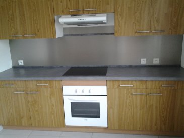 Très bel appartement lumineux et rénové avec soin situé au 2e et dernier étage d'un petit immeuble calme. Comprenant belle cuisine équipée, très jolie salle d'eau, séjour et chambres avec parquet. Chauffage individuel gaz.