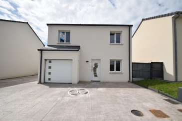 En Exclusivité ImmoHouse vous propose cette superbe maison individuelle de 2020 classe C idéalement située dans une rue calme et paisible de Beuvillers.

Sur un joli terrain plein sud et une surface de 100m², cette magnifique maison individuelle se compose de:

Au rez de chaussée:
- Un spacieux hall d'entrée
- Un grand salon salle à manger avec cuisine ouverte et accès terrasse et jardin 
- Une cuisine équipée ouverte sur la pièce de vie
- Un wc séparé

Au 1er étage:
- 3 chambres à coucher
- Une salle de douche avec wc et fenêtre
- Un wc séparé

A cela s'ajoutent : un garage avec plusieurs emplacements extérieurs, une buanderie, une cave, un jardin, une terrasse.

Magnifique maison coup de coeur à découvrir....

Infos et visites sur rdv