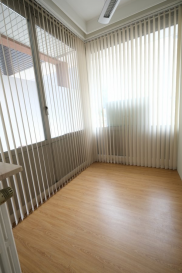 LUXEMBOURG-BELAIR 31-33, Boulevard Grande-Duchesse Charlotte, 

bureau de 6.5m2 dans Centre d'Affaire, au rez-de-chaussée - dans les parties communes : kitchenette, WC hommes et femmes. 
Disponible de suite 

Prix : 500 EUR charges comprises (internet, chauffage, eau, électricité) - Durée 1 an minimum 
Caution 2 mois de loyer - Commission d'agence un mois de loyer + TVA à charge du locataire 

Contact et visites : Arianna GHITTINO, email : arianna@parkagence.lu téléphone 691 205 573 et Rosalba MAITRE, téléphone : 691 550 189