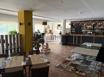 Cimolux vous propose une belle opportunité d'acquisition d'un fonds de commerce polyvalent, idéalement situé dans une zone touristique prisée, avec une vue imprenable sur la Moselle.

L'établissement se compose de :

Un hôtel avec 12 chambres doubles, 1 studio et 1 appartement (actuellement utilisé comme salle de petit-déjeuner)

Un restaurant avec cuisine professionnelle entièrement équipée

Un bar et birreria, à l'ambiance conviviale

Un café-brasserie avec salle intérieure accueillante

Une spacieuse terrasse avec vue directe sur la Moselle, très appréciée en saison

La surface totale exploitable est d'environ 1200 m². L'ensemble est opérationnel, avec une clientèle fidèle et un fort potentiel de développement.

Emplacement stratégique, fréquentation touristique élevée, idéal pour investisseurs ou professionnels du secteur hôtellerie-restauration.

Pour plus d'informations ou pour organiser une visite, n'hésitez pas à nous contacter.

Pour plus de photos rdv sur le site de www.cimolux.lu

Pour plus d'informations contactez l'agence on parle français, allemand, luxembourgeois, anglais, portugais et italien.

Pour l'obtention de votre crédit, nos contacts avec nos partenaires financiers vous permettront d'avoir les meilleures conditions.