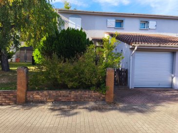 Charmante maison mitoyenne disponible à l'achat à Forbach, France, représentée par l'agence Wirrig Chaparoff Immobilier. 

Détails de la propriété : Profitez de 74 m² de surface habitable répartie sur deux étages avec 5 pièces dont 3 chambres. Construite en 1983, cette maison dispose d'une salle de bains, d'une cuisine ouverte moderne  récente et bien équipée, ainsi que d'une lumineuse salle à manger. 

L'extérieur comprend un charmant jardin de 445 m² et une terrasse de 12 m², parfaite pour les moments de détente en plein air. Une commodité rare, une buanderie et un garage sont également inclus. Atouts supplémentaires, l'accès à la fibre optique pour une connexion internet performante est déjà en place, et le chauffage au gaz y est assuré. Avec une classe énergétique D, ce bien est une opportunité à saisir pour profiter du confort tout en maîtrisant vos dépenses énergétiques.

Commodités à proximité : les habitants profiteront d'une variété de commodités, allant des établissements scolaires et éducatifs de qualité aux excellents restaurants et magasins pour le shopping. Les parcs et les espaces de loisirs invitent à des activités de plein air, tandis que les services de santé complets assurent le bien-être de tous. De plus, les options de transport peuvent parfaitement desservir vos besoins en déplacements quotidiens.

Ne manquez pas cette occasion exceptionnelle, le prix est de 118 200€ FAI