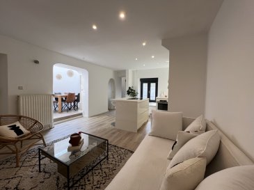 Kloé immobilier a le plaisir de vous proposer cette charmante et atypique maison à Clausen-Luxembourg.  Nichée au fond d'une impasse sécurisée, cette maison rare en ville dispose de plusieurs espaces extérieurs ! 

Entièrement rénovée en 2023/2024, la maison offre un cadre de vie unique et moderne :

Dès l'entrée extérieure, vous serez accueilli par une terrasse, ainsi qu'une loggia abritée, idéale pour être fermée selon vos besoins. À l'intérieur de la maison, vous découvrirez un petit vestiaire, une cuisine équipée, ouverte sur le séjour et la salle à manger, ainsi qu'une salle d'eau. 

À l'étage, vous trouverez deux chambres, dont une plus petite, dotée d'un dressing séparé et d'un espace mezzanine aménagé en coin cocooning parfait pour la lecture des enfants. La chambre parentale, spacieuse et confortable, bénéficie de sa propre douche et donne accès à une terrasse agréable menant au jardin, le tout sans vis-à-vis.

Idéalement située à proximité de toutes commodités (transports en commun, écoles, crèches, commerces...), cette maison saura vous séduire par son attrait hors du commun.

Détails complémentaires : 

- Cave voutée
- Fenêtres triple vitrage, pvc, stores électriques
- Cuisine neuve
- Toiture refaite en 2019
- Changement conduite d'évacuation
- Fibre optique
- Extension possible (projet validé)
- Accès sécurisé

Ne laissez pas passer cette occasion unique ! Contactez Kloé Immobilier pour plus d'infos ou pour organiser une visite.