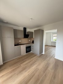 Bel appartement entièrement rénové type F2 sur secteur de Hettange-Grande, avec 2 places de parking et cave privée situés dans une petite résidence privative, neuve, calme, composée de 3 logements, à proximité de toutes commodités, et des axes autoroutiers Thionville/Metz/Luxembourg.
Entrée, cuisine neuve entièrement équipée, séjour, 1 chambre, 1 salle de bains douche avec WC, lavabo, chauffage électrique individuel en basse consommation, réseau fibres.
Loyer mensuel : 910 € 
Provisions pour charges mensuelles : 50 €.
Garantie demandée
