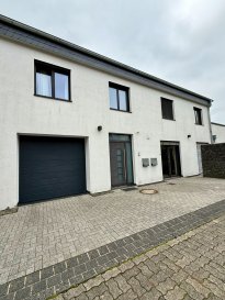 Vielseitiges Wohn- und Hofensemble mit großem Grundstück, Garagenhof und Werkstatt

Auf einem großzügigen Grundstück von ca. 1930 m² präsentiert sich dieses Ensemble aus einem als Einfamilienhaus errichteten Wohnhaus (derzeit 2 separate, vermietete Wohnungen) sowie einem gegenüberliegenden Nebengebäude mit Werkstatt/Atelier. Ein gepflasterter Hof, fünf vermietete Garagen plus innenliegende Garage mit Hauszugang sowie reichlich Stellplätze runden das seltene Gesamtpaket ab.

Highlights im Überblick

Grundstück: ca. 1930 m², weitläufiger Hofbereich, pflegeleicht angelegtes
Wohnhaus (aktuell 2 WE): flexibel als Einfamilienhaus, Mehrgenerationenlösung oder Kapitalanlage nutzbar

1.-OG-Wohnung: ca. 105 m², EBK, offener Wohn-/Essbereich, Terrasse, 1 Schlafzimmer mit angrenzendem Ankleidezimmer + separates Duschbad

Licht & Komfort: Galerie-/Luftraum, Dachflächenfenster mit elektrischen Rollläden und Regensensor

Technik/Energie: Luft-Wärmepumpe, Fenster in Holz-Alu, glasiertes Ziegeldach – moderner Energiekomfort

Garagen & Parken: 5 Außen-Garagen (vermietet), 1 Garage im Haus mit trockenem Zugang, 10–12 Stellplätze im Hof

Nebengebäude (1910): Werkstatt/Atelier/Maschinenschuppen mit ca. 160 m² Nutzfläche

Zusätzliche Entwicklung: auf dem Grundstück befindet sich eine weitere Baustelle/vorbereitete Fläche – eröffnet Perspektiven für zusätzliche Nutzungen (vorbehaltlich behördlicher Genehmigungen)

Objektbeschreibung – Wohnen mit Spielraum

Das Wohnhaus wurde als Einfamilienhaus geplant und überzeugt durch klare Linien, helle Räume und eine wertige Materialwahl. Der offene Wohn-/Essbereich der großen Obergeschosswohnung verbindet Kochen, Essen und Leben; von hier geht es auf die Terrasse mit Blick über den Hof. Das Schlafzimmer verfügt über ein angeschlossenes Ankleidezimmer, zusätzlich steht ein Duschbad bereit. Großzügige Dachflächenfenster bringen viel Licht ins Haus; elektrische Rollläden und Regensensoren sorgen für Komfort und Sicherheit. Die Granit-Treppe betont den hochwertigen, langlebigen Charakter.

Nebengebäude – Platz für Ideen

Gegenüber dem Haus liegt das Nebengebäude (Baujahr 1910) mit Werkstatt/Atelier. Auf ca. 160 m² Nutzfläche finden Bastler, Kreative, Sammler oder Handwerksbetriebe reichlich Raum – ob als Maschinenhalle, Showroom, Studio oder Lager.

Außenanlagen & Parken

Der gepflasterte Hof ist großzügig dimensioniert und ermöglicht reibungslosen Alltag: 10–12 Kfz-Stellplätze, fünf vermietete Garagen sowie eine zusätzliche Garage im Haus mit direktem, trockenem Zugang zu den Wohnungen. Mehrfahrzeughalter oder als zusätzliche Mieteinnahme.

Technik & Bauqualität

Heizung: effiziente Luft-Wärmepumpe
Fenster: Holz-Aluminium für gute Dämmwerte und Langlebigkeit
Dach: glasiere Ziegel – optisch und funktional hochwertig

Nutzungsmöglichkeiten
Selbst nutzen als großzügiges Einfamilienhaus
Mehrgenerationenwohnen mit separaten Einheiten

Kapitalanlage: Weitervermietung der beiden Wohnungen und Garagen

Gewerblich/kreativ: Werkstatt/Atelier im Nebengebäude

Weiterentwicklung: zusätzliche Bau-/Nutzfläche durch die bestehende Baustelle/vorbereitete Fläche (Umsetzung vorbehaltlich behördlicher Genehmigung)