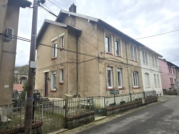 Nilvange/Knutange
Rue d'argonnes

Au sein d'une impasse calme et d'une copropriété de 2 appartements,
Bel F3 possibilité F5 de +- 100m²( 140 m² au sol) offrant:

Au 1er étage :

hall d'entrée, cuisine indépendante 10m² accès balcon de 10m² orienté plein sud et sans vis à vis, salon séjour-séjour de 34 m², une chambre de 10m², salle d'eau avec douche, meuble vasque et wc.

En duplex :

Un plateau de 66 m² au sol à aménager offrant la possibilité de chambres et d'une salle de bains complémentaire (évacuation d'eau et velux déjà présents).

Au sous-sol:

2 caves(14 et 8m²)

À l'extérieur:

une terrasse de 20m², 1 dépendance et jardinet clos

Syndic bénévole sans charge et sans travaux à prévoir

Technique: DV pvc, poêle au gaz, chauffage électrique, système électrique en sécurité, le résultat du diagnostic énergétique est pénalisé par le non-aménagement actuel de la partie en duplex.

Mr Antonoff
06-52-83-85-07