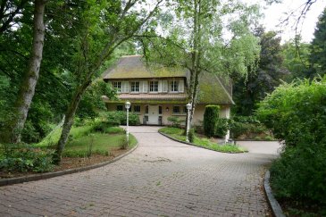 Belle villa ,  chaumière, construite dans les années 60,  située dans une rue calme de Senningen, à proximité du Château de Senningen,  sise sur un terrain de 41,60 Ares.

La maison se compose de :
Sous-sol :   Grand garage pour 3 voitures avec un espace supplémentaire pour éventuellement une 4ème voiture. Plusieurs caves, cave à vin, local technique et buanderie.

Rez-de-chaussée :
Grand hall d'entrée avec un WC séparé,  cuisine, un grand salon/salle à manger avec feux ouvert et vue sur la partie mezzanine, une pièce utilisable comme dressing ou bureau et une chambre à coucher disposant d'une salle de bain et d'un WC.

L'accès à la grande  terrasse orientée plein sud avec vue sur le beau jardin se fait par le salon ainsi que de la chambre à coucher.

1er étage :
3 chambres dont 1 avec   salle de bain, WC et un grand espace bureau en mezzanine au-dessus du salon.

A l'extérieur se trouve un grand espace sur l'avant de la maison qui peut accueillir plusieurs voitures. 


