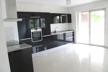 !!!!!!!!!! Magnifique appartement à saisir !!!!!!!!!!!!!!!!!!!!<br><br>Superbe appartement au Rez-de-Chaussée à Luxembourg-Cents  Complètement repeint, le bien vous offre une surface habitable de +-85m² avec balcon.  Sous le régime des baux emphytéotiques pour une durée de 99 ans ayant pris cours en 2008. Le droit d\'emphytéose excipera en 2107.  <br><br>COMPOSITION DE L\'APPARTEMENT  <br>Cuisine équipée ouverte donnant accès au balcon / Séjour & Salle à manger / 2 Chambres à coucher / Salle de douche / Salle de bain / Cave de +-7m² avec raccordement à l\'eau et électricité  <br>AUTRES ATOUTS DE LA PROPRIETE  <br>Prestations soignées et de qualité / Nouveau sol dans les chambres / Balcon exposé Nord-Ouest/ Visiophone / Triple vitrage / Stores électriques / Possibilité d\'installer machine à laver dans l\'appartement / Grand local commun pour vélos  Le bien se trouve proche de toutes les commodités : Écoles, Commerces, Établissements culturels et sportifs, Transports publics accessibles à pied, Autoroute, ?  <br><br>DISPONIBLE DE SUITE ET PRÊT À EMMÉNAGER <br><br>Pour plus de renseignements ou une visite, veuillez nous contacter au 691 238 008.