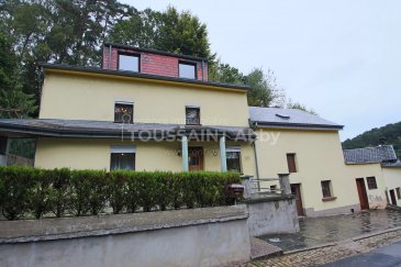 Ancienne fermette avec ses annexes, située dans une rue calme et avec vue sur le Château de Bourglinster.

Maison principale:

rez-ch: Entrée-cuisine, salon, chaufferie, cave et toilette, terrasse devant la maison. 

1er étage: 3 chambres et chambre de passage/bureau, salle de douches avec toilette. 

2e étage: 2 chambres mansardées.

Annexes: atelier et étage au-dessus, garage.

Grand parking public en face, accès vers le château et la forêt, centre de Bourglinster à quelques pas.

Zone mixte villageoise du PAG de la Commune de Junglinster. Secteur protégé de type 