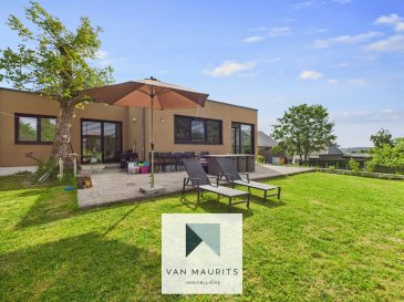 Située à Perlé, cette maison 2 chambres contruite en 2024 d'une surface habitable de ± 101 m² pour une surface totale de ± 116 m² et se compose comme suit : 

Le hall d'entrée nous amène dans la partie séjour et cuisine de ± 50 m², la cuisine est complètement équipée et date de juin 2024. Un couloir de ± 11 m² déssert la chambre principale de ± 15 m² avec sa salle de bain privative de ± 6 m². A cela s'ajoute une seconde chambre de ± 15 m² et une salle de douche de ± 4 m².

Un escalier nous amène à un demi-étage composé d'un espace buanderie et rangement de ± 4 m² et une magnifique cave voutée de ± 11 m² idéale pour y stocker du vin.

Cette maison dispose aussi d'une terrasse de ± 20 m² et d'un agréable jardin. 

Le loyer est de 2250 euros charges comprises

Agent responsable : Julien Bastin  
Mail : julien@vanmaurits.lu  
Tel : +352 661 776 777