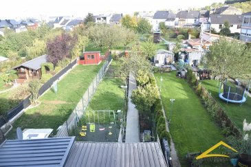 Votre agence IMMO LORENA de Pétange, partenaire de la CHAMBRE IMMOBILIERE DE Luxembourg a choisi pour vous une MAISON insérée sur un terrain de 2 ares 68 centiares, d'une superficie de 128 m2 habitables, idéalement située à Pétange à proximité du centre, des écoles fondamentales, crèche, bus, commerces, et supermarché, accès facile vers les grands axes routiers. 
La maison se compose comme suit:

RDCH :
- Hall d'entrée
- Un salon faisant 15 m2
- Cuisine séparée toute équipée de 12,48 m2 donnant accès à la terrasse et jardin

Premier étage: 
- Hall de nuit
- Deux chambres de 12,60 m2 et 12,50 m2

Deuxième étage :
- Hall de nuit 
- Deux chambres à coucher faisant 11,36 m2 et 13 m2
- Une salle de bain avec douche de 3,25 m2

TOTAL M2 HABITABLES : 128 m2

- La maison possède également une cave ainsi qu'une buanderie faisant 
- Salle de bain complète avec une baignoire
- Beau jardin sans vis-à-vis


Conclusion :
La maison est dans un bon état.

3% du prix de vente à la charge de la partie venderesse + 16% TVA
Pas de frais pour le futur acquéreur

Pour tout contact:
Joanna Rickal: +352 621 365 640
Vitor Pires: + 352 691 761 110

L'agence Immo Lorena est à votre disposition pour toutes vos recherches ainsi que pour vos transactions LOCATIONS ET VENTES au Luxembourg, en France et en Belgique. Nous sommes également ouverts les samedis de 10h à 19h sans interruption.