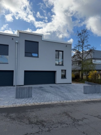 Superbe maison jumelée construite en 2023 à  vendre à Hersberg

Située dans le charmant et paisible village de Hersberg, cette magnifique maison construite en 2023 vous séduira par son architecture moderne, ses finitions soignées et son cadre de vie exceptionnel. Idéalement localisée à proximité de Echternach et de Junglinster, elle offre un parfait équilibre entre tranquillité et accessibilité aux commodités.

Dès votre arrivée, vous découvrirez un intérieur lumineux et parfaitement agencé. Le rez-de-chaussée s'ouvre sur une élégante cuisine ouverte, entièrement intégrée, qui se prolonge harmonieusement vers un vaste espace de vie comprenant un séjour spacieux et une salle à manger conviviale. Grâce aux grandes ouvertures, cet espace bénéficie d'une belle luminosité naturelle et d'un accès direct à une superbe terrasse de 35 m², idéale pour vos repas en extérieur et vos moments de détente.

Le jardin de 130 m², soigneusement aménagé, constitue un véritable havre de paix, parfait pour profiter des beaux jours en famille ou entre amis.

À l'étage, la maison propose 4 chambres à coucher aux volumes généreux, dont une suite parentale avec salle de bain privative, offrant un espace intime et confortable. Une seconde salle de douche moderne vient compléter l'espace nuit et répond parfaitement aux besoins d'une famille. Un WC séparé pour les invités est judicieusement situé dans la partie jour de la maison, apportant un confort supplémentaire.

Côté équipements, la maison dispose également d'un garage pouvant accueillir deux voitures, offrant praticité et sécurité, ainsi que d'une cave et d'une buanderie, idéales pour le rangement et l'organisation du quotidien.

Construite récemment, cette maison bénéficie de prestations modernes, d'une excellente isolation et d'un confort de vie optimal, sans travaux à prévoir.

Implantée dans un environnement calme, verdoyant et recherché, elle conviendra parfaitement à ceux qui souhaitent profiter d'une qualité de vie exceptionnelle tout en restant proches des centres urbains.

Pour plus d'informations n'hésitéz pas de contacter :           
  
M. Donato Malva au +352 621 323 127 ou par email:  info@newgset.lu