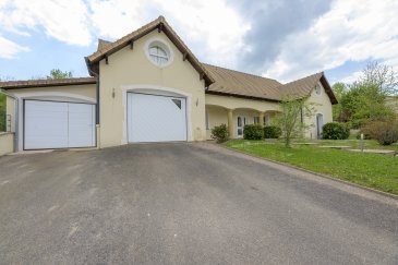 superbe villa F6 avec piscine intérieure.  Venez découvrir cette jolie villa de 200 m2 ,  entrez dans l'espace de vie avec piscine intégrée, donnant accés sur la terrasse extérieur et le jardin clos , profitez d'une spacieuse veranda pour vos barbecue, une salle d'eau , un dressing , une buanderie, 2 grands garages,
 à l'étage, belle espace bureau/mezzanine, 3 chambres, une salle de bains , le tout en parfait état terrain de 934 m2, à voir absolument.
Les informations sur les risques auxquels ce bien est exposé sont disponibles sur le site Géorisques : www.georisques.gouv.fr   