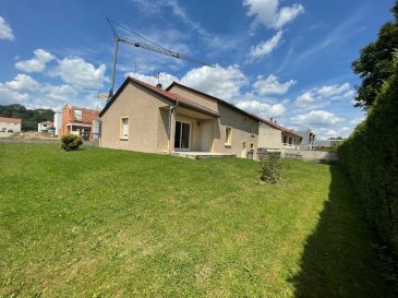 A la recherche d'un environnement paisible en zone rurale disposant des attraits d'une ville ?

Découvrez, à Cattenom, cette maison individuelle disposant d'une parcelle de 500 m².

Au Rez-de-chaussée, une entrée, un vaste salon/séjour lumineux de 34 m², une cuisine équipée avec ilot le tout donnant accès à une terrasse de 17 m². 
WC séparé, Garage 2 véhicules avec porte motorisée donnant sur une cour entièrement pavée permettant le stationnement aisé de véhicules.

A l'étage, 3 chambres, dégagement, salle de bain (douche et baignoire) avec meuble double vasques et radiateur sèche serviette. Comble avec possibilité de rangement. 

A l'arrière, accès à la terrasse amenant vers un grand espace vert engazonné et délimité par des haies.

Loyer 1 650€ (tonte et désherbage + TEOM compris)

Honoraires d'agence 549€ (visite-dossier-bail) + 249 € (états des lieux)

Conformément à la réglementation en vigueur, les informations relatives aux risques auxquels ce bien est exposé sont disponibles sur le site officiel : www.georisques.gouv.fr

Contactez-nous au 06.99.73.01.86 pour plus d’informations ou pour organiser une visite.