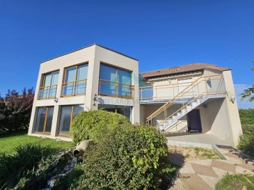 Belardimmo vous propose cette Maison d'Exception à Roussy-le-Village, Découvrez cette magnifique maison de 240 m² habitables située à Roussy-le-Village. Composée de 9 pièces, dont 4 chambres spacieuses, cette propriété vous offre un cadre de vie exceptionnel. 

La maison est composée comme suit:

RDC (Sous-sol):

- Grand garage pour 2 voitures
- Cuisine d'été avec accès spa( jacuzzi, sauna, hammam, douche)
- WC séparé
- Accès extérieur
- Grande cave
- Cave à vin

A l'étage:

- Hall d'entrée avec placard
- Grand salon séjour avec cheminée
- Cuisine équipée
- Second salon/salle à manger avec accès terrasse avec vue exceptionnelle
- 2 chambres
- Salle de bain avec baignoire et douche
- WC séparé

Sous-comble:

- Belle espace bureau
- 2 grandes chambres


Pour les moments de détente, un spa avec jacuzzi, sauna et Hammam est à votre disposition. 
À l'extérieur, le jardin paysagé avec un bassin type japonais composé de carpe vous séduira et son terrain de pétanque, idéal pour les loisirs. 
La terrasse est parfaite pour recevoir vos invités ou simplement profiter des beaux jours. Ne manquez pas l'opportunité de visiter cette propriété unique alliant luxe et tranquillité.

Pour plus d'informations veuillez contacter Monsieur David Kempf au 00 352 621 631 841 ou par mail david.kempf16@gmail.com