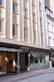 LUXEMBOURG CENTRE VILLE, RUE PHILIPPE II, quartier de prestige à côté d'Hermes et Dior, bureaux à louer au 3ème étage avec ascenseur de 130 m2  et comprenant : couloir de distribution, 3 bureaux sur rue Philippe II, deux bureaux à l'arrière, un balcon, WC, kitchenette, libre de suite
Commission d'agence : 4500 euros + TVA
Contact et visites : Rosalba MAITRE téléphone : 691 550 189
