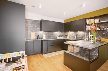 Dudelange Vente  - Appartement     695 000 € Appartement moderne avec terrasse, jardin et parking - Dudelange
Situé dans une résidence récente de haute qualité, cet appartement bien agencé offre des espaces intérieurs fonctionnels ainsi que de généreux extérieurs privatifs.
Détails du bien :
		Surface habitable : environ 85 m²
		Espace de vie ouvert avec cuisine équipée design : 40 m²
		Chambre 1 : 18,5 m²
		Chambre 2 : 10,7 m²
	    Salle de douche : 7 m² (douche à l'italienne)
		WC séparé
		Hall d'entrée
Espaces extérieurs :
		Terrasse : 19 m²
		Jardin privatif : 100 m²
		Balcon : 4 m²
Équipements supplémentaires :
		Ascenseur
		Emplacement de parking intérieur avec accès facile
		Cave privée
		Buanderie séparée
		Immeuble moderne construit avec des matériaux de haute qualité et une excellente  isolation
Localisation : Situé à Dudelange, dans un quartier calme et bien desservi, à proximité des commerces, écoles et transports en commun.
Contactez-nous pour plus d'informations ou pour organiser une visite.