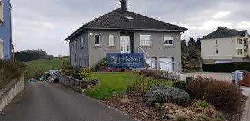 Maison soignée, en très bon état, faisant 194m2 habitable sur un terrain de 15.86 ares.
Composition:
Rez-de-chaussée: Halle d'entrée avec vestiaire et WC séparé, Salon-salle à manger avec poêlé à bois et accès à la terrasse et le jardin, cuisine équipée récente avec accès à la terrasse et le jardin, buanderie et réserve adjacentes, 2 Chambres à coucher, bureau (petite chambre) salle de bains.
Rez-de-Jardin: Hall, grande chambre, salle de douche avec WC, bureau. L'ensemble peut servir de studio indépendant, avec accès direct de l'extérieur.
Double garage, espace atelier, caves, WC
Grenier: accès par escaliers en béton, aménageable.
Extérieur: Espace parking, Abris de jardin, 3 verrières pour légumes, pelouse, potager, pièce d'eau.
Orienté plein sud, vue imprenable.
Perle est situé dans la commune de Rambrouch à l'ouest du pays.


Ref agence :B725989