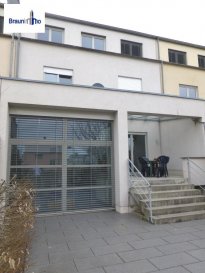 Nous vous proposons en exclusivité une maison d\'une surface habitable de 185m2 en excellent état. Elle comprend:<br>Au RDC: Hall d\'entrée avec vestiaire, une nouvelle cuisine équipée, salon-salle à manger avec accès sur une terrasse, wc séparé, un garage et un emplacement voiture.<br>Au 1èr étage: trois chambres à coucher de 13m2,13m2 et 14m2, une salle de bains avec douche, baignoire et wc.<br>Au 2ème étage: deux chambres à coucher de 16m2 et 9m2 dont une avec dressing, une salle de douche avec wc., local chaufferie/buanderie.<br>Au sous sol une grande cave. Construction de 2002, double vitrage, chauffage à gaz, volets électriques sur la baie vitrée. La maison est disponible de suite.<br><br>   <br />Ref agence :2109680