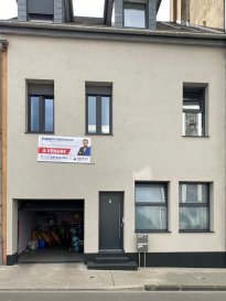Veuillez contacter Eusébio Henriques pour de plus amples informations : 
- T : +352 691 660 033
- E : henriques.eusebio@remax.lu

Lien visite virtuelle : https://premium.giraffe360.com/remax-select/e4537053951f4a0f9b9d1bb922d477df/

RE/MAX, Spécialiste de l'immobilier à Differdange, vous propose cette superbe maison mitoyenne avec garage. Cette maison a été entièrement rénovée avec beaucoup de goût en 2016 (dalles, Électricité chauffage, canalisation intérieure). 

Elle se compose comme suit :
 - Au rez-de-chaussée vous trouverez, son hall d'entrée, salon/séjour, WC séparé, cuisine ouverte et équipée donnant sur une terrasse / cour intérieure et une pièce servant de rangement.

- Au premier étage vous découvrirez 2 belles chambres lumineuses aux volumes généreux, une salle de bain ainsi qu'une chambre spacieuse avec terrasse.

- Au deuxième et dernier étage vous disposez d'un appartement deux chambres en duplex avec cuisine entièrement équipée ouverte sur un séjour, une salle de douche avec WC, ainsi qu'une très grande chambre dans la mezzanine.

Terrain de 1.15 ares.

Chauffage à gaz, chaudière changée en 2016. Toiture isolée et neuve de 2016.
Cette maison est idéale pour une grande famille.
 
La disponibilité sera à convenir avec les propriétaires.

Frais d’agence RE/MAX : 3 % du prix de vente à la charge de la partie venderesse + TVA