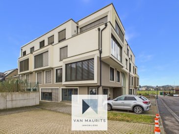 Situé dans une zone résidentielle calme, cet appartement se trouve au rez-de-chaussée d'une résidence construite en 2018 et en très bon état. Il offre une surface habitable de ± 83 m² et bénéficie d'une exposition plein sud assurant une belle luminosité tout au long de la journée.

L'appartement se présente comme suit :

Le hall d'entrée de ± 6 m² avec vestiaire de ± 2 m² mène vers un séjour lumineux de ± 33 m² comprenant le salon, la salle à manger et une cuisine ouverte entièrement équipée et aménagée. L'agencement fluide de l'espace de vie apporte un réel confort au quotidien.

La partie nuit se compose de deux chambres de ± 12 et 15 m², desservies par un couloir de ± 4 m², ainsi que d'une salle de douche de ± 5 m² et d'un wc séparé de ± 2 m².

Au sous-sol, l'appartement dispose d'une cave privative de ± 3 m² ainsi que d'un emplacement de parking intérieur de ± 13 m².

Détails complémentaires :
? État : très bon
? Sols soignés et finitions de qualité
? Chauffage au gaz
? Passeport énergétique A-A

Annexes :
Cave privative
Emplacement de parking intérieur

Services à proximité :
Bus ? Centre sportif ? Club sportif ? Connexions autoroutières ? Crèche ? Écoles ? Parc de jeux ? Pistes cyclables ? Pistes de randonnées ? Restaurants

Agent responsable : Alexandre Apolinario
Tél. : +352 691 282 214
E-mail : alexandre@vanmaurits.lu