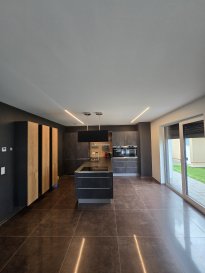 *** Coup de coeur assurer ***

Immo Nordstrooss vous propose à la vente cette superbe maison à Hoscheid Dickt libre des quatre côtés sur un terrain de +/- 5.951 ares d'une superficie habitable de +/- 270m².
Cette belle maison tout confort sur 3 niveaux dans un état impeccable, avec des belles finitions offre un cadre de vie très cosy, chaleureux, intime et tranquille.

Il s'agit d'une maison construite avec des matériaux de qualité en 2020.

La maison se compose comme suit:

Rez-de-chaussée  
Un espace de vie ouvert et lumineux comprenant : 

- Hall d'entrée - Bureau - WC séparé - Buanderie / local technique - Cuisine ouverte - Salle à manger - Séjour avec accès direct à la terrasse et au jardin 

 Étage - Hall de nuit 
- 3 chambres spacieuses dont une avec dressing 
- 2 salles de douche  

Combles - Grand espace aménagé avec salle de bains, offrant un potentiel idéal pour une suite parentale, un espace loisirs ou un bureau.

Localisation  Hoscheid-Dickt fait partie de la commune de Parc Hosingen, une région appréciée pour son cadre naturel, son calme et sa qualité de vie. Diekirch, avec ses nombreux commerces, restaurants, écoles, services médicaux et infrastructures, se trouve à seulement environ 12 km.  La commune de Parc Hosingen offre également de nombreuses infrastructures à proximité : centre scolaire, infrastructures sportives, parc fitness, piscine, sauna, fitness, commerces et services du quotidien. Le site Parc Housen est particulièrement connu pour son centre scolaire et sportif, son offre de loisirs et son environnement verdoyant.  La région est idéale pour les personnes recherchant une maison confortable dans un cadre naturel, tout en restant proche des commodités et des centres régionaux. 

Pour tout renseignement complémentaire ou information veuillez nous contacter par email info@immonordstrooss.lu ou par Tél: 691 850 805.

Proposition de crédit/financement à taux compétitif auprès des banques Luxembourgeoise incluse dans nos services gratuits.