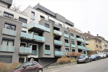 !!!!!!!!!!!!!!!! ABSOLUMENT A DECOUVRIR !!!!!!!!!!!!!!!!!!!!!!<br>                COUP DE COUER GARANTIE<br><br>Chaleureux et cosy appartement, sans travaux, de /- 60m² au 2ème étage avec ascenseur, dans un immeuble construit en 2011,à proximité du centre ville à pied à Luxembourg-Rollingergrund.  <br><br>Ce bien se compose comme suit : <br><br>- Hall d\'entrée avec dressing sur mesure.<br>- Cuisine équipée ( Kichechef) ouverte sur le living de /- 25m² donnant accès à un balcon de /-5m².<br>- Une chambre avec dressing intégré.<br>- Un salle de bain équipée d\'une baignoire, d\'un WC suspendu et d\'une douche à l\'italienne (carrelage italiens)<br>-Cave privative */- 8m².<br>-Une buanderie commune.<br>-Place parking intérieur.<br><br>Cet appartement entouré de toutes commodités; commerce ,crèches ,gare ,bus, vous facilitera la vie.<br><br>Pour plus de renseignements ou une visite (visites également possibles le samedi sur rdv), veuillez contacter le 691 850 805.<br>