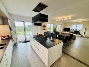 Le Bureau Immobilier Loewen-Kill présente à la vente cette maison individuelle de plain-pied, se composant comme suit :

.Hall d'entrée d'environ 18 m²  
.Salon/salle à manger d'environ 31 m² avec cuisine ouverte équipée et aménagée d'environ 14 m² permettant d'accéder à la terrasse couverte d'environ 27 m² (orientée Sud).  
.Trois chambre dont les surfaces respectives sont d'environ 22 m², 14 m² et 10 m²  
.Salle de bain d'environ 10 m²  
.WC séparé d'environ 5 m²  

La maison est complétée par :  
.Buanderie/chaufferie d'environ 16 m²  
.Garage double d'environ 34 m², permettant de stationner deux voitures  
.Emplacements de voitures devant la maison  
.Jardin plat, arboré et clôturé  

La maison dispose :  
.Surface habitable d'environ 167m2 (surface totale d'environ 215 m²)  
.Terrain d'environ 865 m² implantée dans le parc résidentiel de Auf Mont à Wincheringen (D) à 2 km de la frontière luxembourgeoise.  

En ce qui concerne les équipements techniques :  
.Construction en 2012  
.Triple vitrage (anti effraction)  
.Pompe à chaleur  

En ce qui concerne la situation géographique :  
.Accès autoroutier permettant de rejoindre le centre-ville et Kirchberg.  
.Commerces et services (hôpital, écoles?) se trouvent à proximité.  

Nous sommes à votre disposition pour tout renseignement complémentaire :  
contact@loki.lu  
+352 691 93 22 02  

Les honoraires de négociation sont à la charge du vendeur.