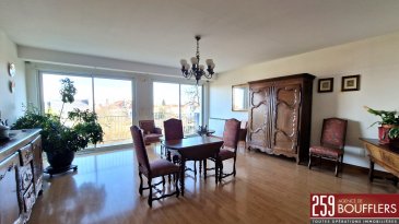 NANCY BUTHEGNEMONT / MAISON 5 PIECES.  NANCY/BUTHEGNEMONT, idéalement située dans une rue perpendiculaire à l'Avenue de Boufflers. Maison de 5 pièces principales, orientée EST/OUEST, d'une surface de 125m2 habitables. Offrant : au sous-sol : un dégagement desservant une cave, une buanderie, un cellier/chaufferie et deux garages avec accès sur un jardin privatif clôturé. Au rez-de-chaussée surélevé : une entrée avec dégagement desservant une cuisine équipée ouverte sur un salon/séjour donnant accès sur un balcon et une chambre (ou bureau selon les besoins). Au premier étage : un palier desservant 3 chambres dont une grande chambre avec placard (pouvant être divisée en deux chambres distinctes), avec accès sur balcons, une salle de bains (baignoire et douche) et un WC séparé. Combles aménageables. A rénover partiellement. Système de chauffage individuel au gaz. Proche de toutes commodités (transports dont bus ligne T4, axes autoroutiers, commerces, écoles...). www.agencedeboufflers.fr
Les informations sur les risques auxquels ce bien est exposé sont disponibles sur le site Géorisques : www.georisques.gouv.fr