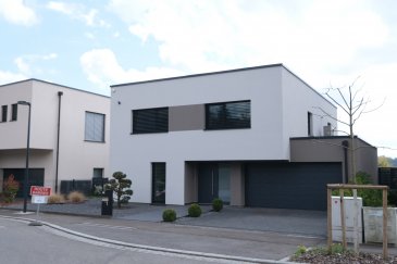 Maison individuelle, moderne et spacieuse à Gonderange - 200 m² habitables - terrain de 4.80 ares

Située au 1, rue de l'École à Gonderange, cette maison individuelle construite en 2019/2020 offre un cadre de vie confortable et moderne, alliant prestations haut de gamme et efficacité énergétique (classe ABA).

Caractéristiques principales :
- Surface habitable : 200 m²
- Surface totale : 282 m² (garage, chaufferie, terrasse bioclimatique incluse)
- Terrain clos de 4,80 ares
- Terrasse avec pergola bioclimatique et store électrique de 40m2
- Toiture terrasse
- Triple vitrage avec raffstore électrique (verre sécurit en RDC), hauteur plafond
- Chauffage au sol, Pompe à chaleur Budérus
- Parquet dans toutes les pièces de vie
- Double flux avec climatisation intégrée (22°)
- Panneaux solaires pour la production d'eau chaude
- Système d'alarme Somfy

Rez-de-chaussée :
Un hall d'entrée avec vestiaire et WC, donnant accès à un grand espace de vie lumineux de 67 m², comprenant salon, séjour et cuisine ouverte entièrement équipée avec îlot central, ainsi qu'une cheminée au gaz entre le salon et le séjour. Mobilier sur mesure dans le salon et le séjour.
Garage double (33 m²) avec local technique (9,6 m²).

Étage :
Un hall de nuit donnant sur la suite parentale (40 m²) avec dressing et salle de bains, 2 chambres avec placards coulissants intégrés (14,7 m² et 15,5 m²), et un bureau ou 4ième chambre (17 m²).
Salle de douche, buanderie et WC indépendant.

Extérieur :
Terrasse bioclimatique de 40 m², fermée par stores électriques
Abri de jardin en aluminium
Baies vitrées hauteur plafond coulissantes avec accès à la terrasse
Terrain clos pour plus d'intimité

Une maison moderne, bien pensée et parfaitement équipée, offrant confort et performances énergétiques.

Contact et visites : Arianna GHITTINO, téléphone : 691 205 573
Email : arianna@parkagence.lu