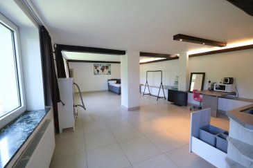 Luxembourg Limpertsberg, 59, rue des Glacis, appartement studio de 55 m2 avec entrée indépendante accessible par l'extérieur via trois rampes d'escalier et jardin privatif de 200 m2 environs au niveau inférieur. Il est composé de : entrée, salle de douche avec WC, débarras attenant, cuisine équipée ouverte sur le living, grande pièce principale. Grand jardin, libre de suite. Contrat de bail d'un an minimum.  
Loyer : 1.380 euros + 150 euros de charges forfaitaires + chauffage au mazout en plus (chaudière individuelle). Buanderie commune dans la maison.  
Caution : 2 mois de loyer, Frais d'agence : 1 mois de loyer, réparti à 50/50 entre locataire et bailleur. Contact et visites : Arianna GHITTINO arianna@parkagence.lu téléphone 691 205 573 et Rosalba MAITRE émail : rosalba@parkagence.lu 691 550 189