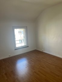 Appartement F3 de 52m2 situé au 2ème étage d'une maison comprenant 3 appartements.
Ce appartement rénové comprend entrée, séjour, cuisine équipée (mobilier, plaque de cuisson, four), deux chambres, salle de bains (baignoire, meuble vasque miroir, WC)
Un garage
Chauffage individuel gaz, double vitrage PVC.
Les charges comprennent : entretien de la chaudière, taxe ordures ménagères, électricité des communs.