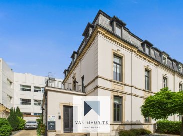 Rare opportunité au cœur de Luxembourg-Ville ? Maison de maître idéale pour Private Banking

Située sur le Boulevard Joseph II, à seulement 150 mètres de la Place du Glacis, cette élégante maison de maître datant de 1930 offre un cadre prestigieux pour l'installation de bureaux. D'une surface d'environ 325 m², elle est complétée par 60 m² de caves voutées, parfaites pour les archives ou les installations techniques. Le tout se trouve à quelques pas du centre-ville, accessible à pied en traversant le parc municipal, et bénéficie d'un excellent accès aux transports grâce à la proximité directe du tram et des parkings.

Au rez-de-chaussée, vous découvrirez un vaste hall d'entrée avec espace réception d'environ 16 m², qui mène à deux bureaux lumineux de 17 m² chacun. Une cuisine avec coin repas de 12 m², une salle de réunion de 18 m² et un double WC séparé complètent ce niveau. La hauteur sous plafond de 3,75 m renforce le caractère noble et spacieux des lieux.

Le premier étage propose quatre bureaux de tailles allant de 12 à 18 m², une pièce technique (copy room) de 7 m², ainsi qu'un double WC séparé. L'un des bureaux donne accès à une belle terrasse privative de 18 m², offrant un espace extérieur agréable. Les plafonds y atteignent 3,20 m.

Au deuxième étage, vous trouverez à nouveau quatre bureaux (de 10 à 17 m²), une pièce de service de 8 m² et un WC séparé.

Le sous-sol, sain et vouté, se compose de plusieurs caves idéales pour le stockage d'archives, ainsi que d'un local dédié à l'informatique.

À l'extérieur, six emplacements de parking privatifs sont situés directement devant l'entrée principale, ce qui représente un avantage considérable en centre-ville.

L'ensemble du bâtiment est équipé de double vitrage, de châssis en PVC, de volets manuels, et les sols sont en dalles de bois d'époque et dalles beton, soulignant le charme de cette bâtisse construite en 1930.

Cette propriété est une réelle opportunité pour un acteur du Private Banking ou toute autre activité professionnelle à la recherche d'une adresse de prestige au cœur de la ville.

Pour tout renseignement ou organiser une visite :
maurits@vanmaurits.lu
+352 621 198 891