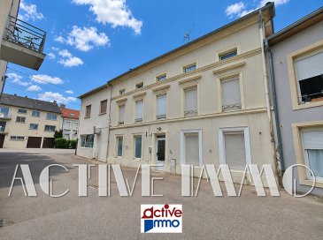 Immeuble Thionville 5 appartements + 4 garages. INVESTISSEMENT LOCATIF - THIONVILLE ? Avenue Comte de Bertier
ENSEMBLE IMMOBILIER DE 5 APPARTEMENTS + 4 GARAGES 

L'Agence vous propose à la vente un ensemble immobilier composé de 5 appartements et 4 garages, représentant 867/1000èmes de l'ensemble de la copropriété, au sein d'un immeuble des années 1920, situé en second rang de la route, sans ascenseur et avec un syndic bénévole.
L'immeuble et les logements font l'objet d'un entretien régulier, les appartements sont équipés de DV PVC avec volets roulant et d'un chauffage électrique individuel.
À noter : Le règlement de copropriété n'a pas été actualisé à la suite du découpage des étages, les éléments relatifs à la copropriété seront communiqués dans le cadre du dossier de vente.
L'ensemble bénéficie d'une répartition intéressante entre studio, F1, F2, F2 bis et Duplex, permettant de diversifier le profil des locataires, actuellement tous loués et à jour de paiement.

Revenus locatifs actuels : 2 300 € HC/mois, soit 27 600 € HC/an = rendement brut de 6,13 %.

Les loyers actuellement pratiqués sont inférieurs au niveau de loyer estimé au regard des caractéristiques et des surfaces des logements.
Sur la base d'une estimation locative à terme, (sous réserve de la réalisation de certains travaux de rafraîchissement et d'une relocation aux conditions du marché) le potentiel locatif est estimé à environ 42 480 € HC/an, soit un rendement brut potentiel d'environ 9,44 %, ce qui représente un potentiel de hausse d'environ +54 %.

LES CHIFFRES CLÉS
? Prix de vente : 450 000 € FAI
? 5 appartements
? 4 garages + 1 cave 
? 867/1000èmes de la copropriété
? Situation actuelle : 27 600 € / an ? 6,13 % brut
? Potentiel revalorisé : 42 480 € / an ? environ 9,44 % brut 

Au RDC :

- STUDIO ? 28,30 m² ? DPE E / GES B + 1 Cave
Comprenant une pièce de vie avec cuisine ouverte aménagée et équipée, une salle de bain avec baignoire et WC, récemment rénové en 2018/2019.
?	Loué depuis janvier 2022 
?	Loyer : 360 € + 40 € de charges
?	Ballon d'eau chaude (2025)

- F1 ? 36,25 m² ? DPE E / GES B + 1 Garage
Comprenant une pièce de vie avec un espace cuisine ouvert, une chambre, une salle de bain avec baignoire et WC.
?	Loué depuis avril 2019 
?	Loyer : 420 € + 50 € de charges
?	Ballon d'eau chaude (2016)

Au 1er étage :

- F2 ? 55,60 m² ? DPE D / GES B + 1 Garage
Comprenant, une pièce de vie avec coin cuisine (non-équipée et non-aménagée), une chambre, un cagibi, une salle de bain avec baignoire et fenêtre, un WC séparé. 
Appartement rafraîchi en 2023
?	Loué depuis décembre 2025
?	Loyer : 520 € + 60 € de charges

- F2 bis ? 70,75 m² ? DPE C / GES A  + 1 Garage
Comprenant une cuisine indépendante aménagée et équipée communiquant avec une pièce de vie de 30 m², une chambre (20 m²) communiquant avec une salle d'eau avec douche et WC.
?	Loué depuis novembre 2024
?	Loyer : 400 € + 50 € de charges
?	Ballon d'eau chaude remplacé en 2025
?	Sdb rénovée

Dans les combles :

- APPARTEMENT DUPLEX ? 91,55 m² Carrez / 103,50 m² au sol ? DPE D / GES B  + 1 Garage
Comprend une pièce de vie d'environ 36 m² avec poutres apparentes + 12m² de cuisine ouverte partiellement aménagée, une mezzanine (8 m² Carrez / environ 20 m² au sol), une grande chambre, 'une salle de bain avec baignoire et WC. 
Logement Atypique et plein de charme
?	Loué depuis octobre 2018
?	Loyer : 600 € + 80 € de charges

Ensembles des diags réalisés le 11/08/2026
Les informations sur les risques auxquels ce bien est exposé sont disponibles sur le site Géorisques : www.georisques.gouv.fr ».

Nb : Possibilité d'acquérir en complément un lot supplémentaire de la copropriété, actuellement loué en local pro (salon de coiffure) / Annonce à suivre

A VISITER SANS TARDER ! 
Frais d'agence à charge vendeur

Pour plus de renseignement contactez moi.
Votre conseiller Immobilier : Marie PETITFRERE : 06 95 67 68 76
Copropriété de 5 lots - dont 5 lots habitation. ().
Charges annuelles : 400.00 euros.