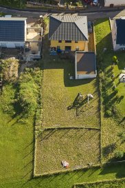 Schön geschnittene Stadtvilla Massiv gebaut aus 2020  
Mit großem Grundstück  
+-152m2  
+- 979 m2 Grundstück  
4-5 Schlafzimmer eins davon mit ankleide  
2 Bäder  
Wohn-Essbereich mit Ausgang in den Garten  
Moderne Einbauküche  
Abstellraum  
Hauswirtschaftsraum  
Große Doppelgarage (48m2)  
Luftwärmepumpe mit lüftungsanlage