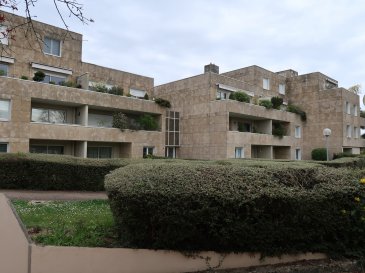 METZ résidence LE GOLF.  RARE résidence construite en 1992 en bordure du golf de METZ TECHNOPOLE, majoritairemant occupée par des propriétaires résidants<br> Toutes commodités, accès grands axes et autoroutes A4/A31, hôpitaux, Actipôle, écoles d\'ingénieurs et de commerces,<br> ligne Mettis à proximité accès centre ville environ 20 min<br> au 1er étage sur 2 avec ascenseur.<br> Appartement de 89 m2 lumineux exposition EST OUEST avec 2 belles terrasses.<br> Distribution :<br> entrée avec grand placard portes coulissantes miroir, cuisine équipée avec accès salon/séjour et terrasse de 7 m2<br> Salon séjour en L de 31 m2 avec baies vitrées ouvrant sur terrasse de 15 m2 , 2 chambres dont une avec dressing, salle de bains avec double vasque, wc indépendant.<br> Un parking privatif en sous-sol, accès par porte motorisée et une cave complètent l\'ensemble du bien<br> Local vélo et local  golf<br> Chauffage individuel gaz,<br> DPE - GES : D (163/34)<br> Libre de suite  