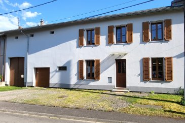 Située au calme, sur la commune de Lommerange,

Dans une rue peu passante, à sens unique,

Vaste maison lorraine de 170m² habitables + 195m² d'annexes, édifiée sur une parcelle de 9 ares, composée comme suit:

- En rez de chaussée:

Entrée, couloir, cuisine équipée séparée de 16m², salle à manger de 18m², salon de 18m², pièce de détente de 15m², salle d'eau avec douche, meuble vasque et wc suspendu et dégagement menant au garage, à une cuisine d'été et au jardin.

- Au 1er étage:

Dégagement desservant 4 spacieuses chambres de 23, 18, 16 et 15m² et 1 salle de bains comprenant baignoire d'angle, et wc.

- A l'extérieur:

Terrasse abritée (coin repas), seconde terrasse, jardin arboré et entièrement clôturé
Possibilité de stationner jusqu'à 5 voitures devant la maison.

- Confort:

Isolation facade sur l'avant, pompe à chaleur DAIKIN air/eau installée récemment, système électrique aux normes, toiture maison en très bon état (2017), fenêtres DV PVC.

- Annexes:

Grand garage de 65m² (9,5mx3,2m + 7mx4,5m) avec mezzanine de 55m².
Grange de 60m² (17mx3,5m) avec porte d'entrée grande hauteur (3,5m) et pont roulant électrique fonctionnel (idéal pour stationner des véhicules de grands gabarits)
2 caves.

Monsieur Cridel
06-48-16-53-67