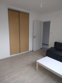Location Appartement meublé 
Un chambre (lit deux places, commode, chevets)
Un salon (canapé, meuble TV, table basse, placard)
Une cuisine équipée (plaque et four électrique, hotte, frigidaire, vaisselle)
Salle de douche, un wc séparé. 
Fenêtre double vitrage, chauffage électrique. 
Laverie commune, cave et place de parking.