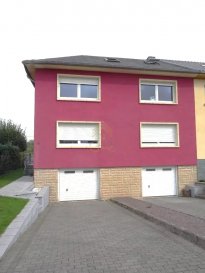 Situé au 1er et dernier étage de cette maison bi-familiale des années 80, ce duplex de plus de 160m2 (145 m² au sol) propose un cadre de vie calme et fonctionnel.

L’entrée dessert une pièce de vie lumineuse avec sa cuisine équipée et sa salle à manger ouvrant sur un balcon de 8 m². Ce premier niveau dispose également d’un grand living séparé, de deux chambres, ainsi que d’un dégagement avec rangements et d’une salle de douche avec WC.

À l’étage, le palier mène à un plateaude 30m2 mansardé baigné de lumière grâce aux fenêtres de toit. un accès emmene vers une chambre et un autre vers la salle de douche avec WC. Un débarras complète cet étage.

L’appartement a bénéficié de rénovations régulières pour assurer un confort optimal : isolation des combles récente, huisseries triple vitrage et volets roulants. Pour un bien-être en toute saison, le bien est équipé d’un chauffage individuel au gaz avec boiler.

Tout cela s'accompagne par le must du must : 
- Jardin privatif
- Terrasse privative
- Garage box fermé
- 2 emplacements de parking extérieurs

Ce duplex profitant de 3 chambres, offre une vie paisible et lumineuse, idéale pour une famille en quête de confort. C’est un lieu de vie équilibré et chaleureux, où il ne reste plus qu’à s’installer pour profiter pleinement de la quiétude du dernier étage.

Nous restons à votre disposition pour tout renseignement complémentaire ou visite des lieux au 28 66 39 1.

Les prix s'entendent frais d'agence + TVA inclus.

 ---------- 
Diese Maisonettewohnung mit einer Fläche von über 160 m² (145 m² Wohnfläche) befindet sich im 1. und obersten Stockwerk dieses Zweifamilienhauses aus den 80er Jahren und bietet ein ruhiges und funktionales Wohnumfeld.

Vom Eingangsbereich gelangt man in einen hellen Wohnbereich mit Einbauküche und Essbereich, der auf einen 8 m² großen Balkon führt. Diese erste Etage verfügt außerdem über ein großes separates Wohnzimmer, zwei Schlafzimmer sowie einen Flur mit Stauraum und ein Duschbad mit WC.

Im Obergeschoss führt der Flur zu einer 30 m² großen Mansardenplattform, die dank der Dachfenster lichtdurchflutet ist. Ein Zugang führt zu einem Schlafzimmer und ein weiterer zum Duschbad mit WC. Ein Abstellraum vervollständigt diese Etage.

Die Wohnung wurde regelmäßig renoviert, um optimalen Komfort zu gewährleisten: kürzlich durchgeführte Dachbodenisolierung, dreifach verglaste Fensterrahmen und Rollläden. Für ganzjähriges Wohlbefinden ist die Immobilie mit einer individuellen Gasheizung mit Warmwasserboiler ausgestattet.

All dies wird ergänzt durch das Nonplusultra: 
- Privater Garten
- Eigene Terrasse
- Geschlossene Garage
- 2 Außenparkplätze

Diese Maisonette-Wohnung mit 3 Schlafzimmern bietet ein ruhiges und helles Wohnambiente, ideal für eine Familie, die Komfort sucht. Es ist ein ausgewogener und gemütlicher Ort zum Leben, an dem Sie sich nur noch einrichten müssen, um die Ruhe der obersten Etage in vollen Zügen zu genießen.

Für weitere Informationen oder eine Besichtigung stehen wir Ihnen gerne unter der Nummer 28 66 39 1 zur Verfügung.

Die Preise verstehen sich inklusive Maklergebühren und Mehrwertsteuer.

 ---------- 
Located on the 1st and top floor of this two-family house from the 80s, this duplex of over 160m2 (145 m² of floor space) offers a quiet and functional living environment.

The entrance leads to a bright living room with a fitted kitchen and a dining area opening onto an 8 m² balcony. This first level also has a large separate living room, two bedrooms, as well as a hallway with storage and a shower room with WC.

Upstairs, the landing leads to a 30m2 attic with a vaulted ceiling flooded with light thanks to the skylights. One access goes to a bedroom and another to the shower room with WC. A storage room completes this floor.

The apartment has been regularly renovated to ensure optimal comfort: recent attic insulation, triple-glazed windows and shutters. For year-round comfort, the property is equipped with individual gas heating with a boiler.

All this is complemented by the must-have:
- Private garden
- Private terrace
- Enclosed garage box
- 2 outdoor parking spaces

This duplex with 3 bedrooms offers a peaceful and bright living space, ideal for a family seeking comfort. It is a balanced and warm living place, where all that remains is to settle in and fully enjoy the tranquility of the top floor.

We remain at your disposal for any additional information or visits at 28 66 39 1.

Prices are inclusive of agency fees + VAT.