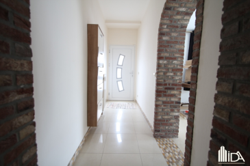 L'Immobilière de l'Attert vous propose ce bel appartement en location situé dans le village de Bigonville, commune de Rambrouch.

L'appartement de +/- 81,5m² se trouvant au rdch d'un bâtiment se compose de:
- hall d'entrée
- spacieux séjour / salle à manger
- belle cuisine équipée séparée
- salle de douche
- wc séparé
- 2 chambres à coucher dont 1 plus petite.

Loyer : 1 700€
Charges comprises dans le loyer
Caution : 2 mois de loyer
Frais d'agence : 1 mois de loyer + TVA (partagé 50/50 entre locataire et bailleur)

Ce bien vous intéresse ! Merci de remplir le 