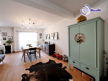 Proche de toute commodités !

Découvrez ce spacieux duplex de 121m², niché aux 2ème et 3ème étages d'une charmante maison bi-familiale. Idéalement situé et proche des transports en commun, des écoles et des supermarchés, il offre un cadre de vie pratique et agréable à Bereldange (commune de Walferdange). 

Au 2ème étage, vous trouverez :

- Un vaste living lumineux d'environ 40m² avec accès à un balcon de 2,74m², parfait pour profiter des beaux jours.
- Une cuisine équipée d'environ 20m², pensée pour vos moments conviviaux.
- Un toilettes séparé 

Le 3ème étage dessert :

- Un hall de nuit
- Trois chambres confortables d'environ  15m², 13m² et 12m2 offrant de beaux espaces pour toute la famille.
- Une salle de bain spacieuse et équipée d'une baignoire, d'un WC et des raccordements pour votre lave-linge et sèche-linge.

Les atouts supplémentaires de ce bien :

- Un grenier aménageable au 4ème étage, offrant un potentiel de stockage. 
- Au rez-de-chaussée : un garage privatif d'environ 20m² avec un espace de stockage /débarras au fond. 
- Un emplacement de parking extérieur devant le garage  et un jardin commun pour les 2 foyers copropriétaires. 
- Chauffage au mazout (raccordement gaz existant), fenêtres en PVC double vitrage.
- Pour votre sécurité, un système d'alarme et de vidéosurveillance est déjà en place.

Les charges mensuelles s'élèvent à seulement 250€. 

>>>> Contactez-nous au 691 216 830 ou par e-mail : smarrocco@newkeys.lu pour toute information complémentaire ou pour organiser une visite.


Les prix s'entendent frais d'agence inclus dans le prix et payable par le vendeur.
Nous recherchons en permanence pour la vente et pour la location, des appartements, maisons,
terrains à bâtir pour notre clientèle déjà existante.
N'hésitez pas à nous contacter si vous avez un bien pour la vente ou la location.
Estimation gratuite.

**** Découvrez tous nos autres biens sur notre site **** www.newkeys.lu****

 ---------- 
Close to all Amenities!

Discover this spacious 121m² duplex, nestled on the 2nd and 3rd floors of a charming two-family house. Ideally located in Bereldange (municipality of Walferdange) and close to public transport, schools, and supermarkets, it offers a practical and pleasant living environment.

On the 2nd floor: 
- A large, bright living room of approximately 40m² with access to a 2.74m² balcony, perfect for enjoying sunny days.
- A fully equipped kitchen of approximately 20m², designed for convivial moments.
- A separate toilet.

- The 3rd floor leads to:
- A night hall.
- Three comfortable bedrooms of approximately 15m², 13m², and 12m², offering ample space for the whole family.
- A spacious bathroom equipped with a bathtub, a toilet, and connections for your washing machine and dryer.

Additional features of this property:
- A convertible attic on the 4th floor, offering storage potential.
- On the ground floor: a private garage of approximately 20m² with a storage/utility area at the back.
- An outdoor parking space in front of the garage and a communal garden for the two co-owning households.
- Oil heating (gas connection available), PVC double-glazed windows.
- For your security, an alarm and video surveillance system is already in place.

The monthly charges amount to only €250.

>>> Contact us at +352 691 216 830 or by email at smarrocco@newkeys.lu for more information and/or a possible visit.

The prices include agency fees, payable by the seller. We are constantly looking for apartments, houses, and building plots for sale and rent for our existing clientele. Don't hesitate to contact us if you have a property for sale or rent. Free valuation.

**** Discover all our other properties on our website **** www.newkeys.lu****