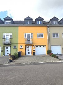 Immo Nordstrooss vous propose à la vente charmante maison familiale avec 3 chambres, bureau, terrasse et jardin.

Située dans le quartier calme et prisé à Vichten, cette maison soigneusement entretenue offre des espaces lumineux, une belle fonctionnalité et un cadre de vie idéal pour une famille.

Rez-de-chaussée :

- Hall d'entrée spacieux 

- Garage pour 2 voitures

- Débarras / espace de rangement

- Salle de douche

- Local technique

Espace de vie ? 1er étage 

- Cuisine équipée fonctionnelle séparée 

- Salon / salle à manger spacieux, doté d'une cheminée, avec accès direct à une terrasse et au jardin sans vis à vis

- Bureau, idéal pour le télétravail

- WC séparé

Espace nuit ? 2ième étage

- 3 chambres à coucher bien agencées 

- 1 salle de bain 

- Grenier aménage en chambre/bureau/ou espace loisir

Cette maison offre un excellent potentiel, un quartier recherché et un confort de vie appréciable, proche des commodités, écoles et transports.

Pour tout renseignement complémentaire ou information veuillez nous contacter par email info@immonordstrooss.lu ou par Tél: 691 850 805.

Proposition de crédit/financement à taux compétitif auprès des banques Luxembourgeoise incluse dans nos services gratuits.