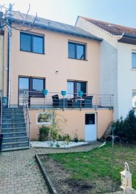 A VENDRE
Maison avec un grand potentiel à Lorentzweiler

Rez-de-chaussée:
- Hall d’entrée
- Garage pour 1 voiture
- Caves
- Buanderie / Chaufferie
- Accès jardin

1er étage:
- Hall
- Cuisine équipe avec accès terrasse et jardin
- Salon / Living donnant à l'extérieur
- WC séparé

2ème étage :
- 3 chambres à coucher
- Salle de douche

- Grenier aménageable

Exterieur:
- Jardin / Terrasse

Bon à savoir:
Fenêtres double vitrage / Dalles en béton / Façade / Chaudière à gaz

Situation agréable et tranquille

À proximité : centre-ville, école, crèche, maison relais, commerces, accès autoroute, arrêt de bus, forêt, aire de jeu.

Nous vous invitons à contacter:
Moura Jemp
Tèl: +352621216646

Les surfaces et superficies sont indicatives