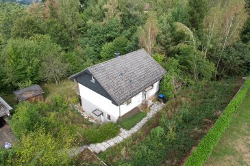Das 1977 in einer ruhigen Wohnlage erbaute Einfamilienhaus steht am Ende einer Stichstraße.

Es handelt es sich um ein Fertighaus mit einem massiv errichteten Keller. Das Haus besteht aus dem Kellergeschoss, dessen Räume als Appartement nutzbar wären, da es auch über einen separaten Eingang verfügt und dem Erdgeschoss. Das Dachgeschoss ist nicht ausgebaut und nur über eine Zugleiter erreichbar. Vom Erdgeschoss führt eine Wendeltreppe in den Keller. Das Haus befindet sich im ursprünglichen Bauzustand und ist renovierungsbedürftig. Die Fußböden sind mit Teppichboden, Fliesen und PVC belegt, bei den Fenstern handelt es sich um doppelverglaste PVC und Holzfenster. Beheizt wird das Haus über eine Ölzentralheizung. Die Dacheindeckung besteht aus Betondachziegeln.

Bei entsprechendem Einsatz von Mitteln, verfügt diese Immobilie über Potential.

Vereinbaren Sie einen Besichtigungstermin und machen Sie sich selbst ein Bild von den Möglichkeiten, die diese Immobilie bietet.