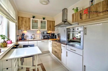 Afil Immo a sélectionné pour vous cette magnifique maison jumelée, construite dans les années 60 sur un terrain d'environ 6 ares.

Libre sur 3 côtés, cette maison a été conçue pour le confort de toute la famille.

Dès l'entrée, un beau hall vous mène vers le salon, ouvert sur la salle à manger avec accès à un balcon offrant une vue dégagée sur le jardin. Une cuisine équipée ainsi qu'une salle de bains complètent ce niveau.

Le deuxième étage vous accueille avec un beau et lumineux hall de nuit. Cet étage dispose d'une chambre de 15,4m², d'une deuxième chambre de 14m² et d'un bureau de 8m². Une salle de douche complète ce niveau.

Le troisième et dernier étage dispose également d'une salle de douche, d'un bureau et de deux chambres de 22m² et 26m².

Le rez-de-jardin comprend un garage, une buanderie, une salle de douche, ainsi qu'une cuisine d'été, avec accès à la terrasse et au jardin.

Facilité de parking pour plusieurs voitures additionnelles.

À visiter absolument.

AFIL s'engage à vous accompagner dans toutes vos démarches immobilières (estimation, vente, location de biens, recherche de financements).

Votre satisfaction est notre priorité !

Les prix indiqués incluent les frais d'agence ainsi que la TVA.