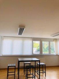 Joli bureau au 2 ième étage
Parking devant bâtiment disponible
Kitchenette en partie commune