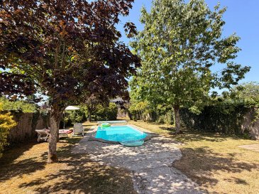 Thionville - Guentrange : Maison coup de coeur.. Dans l'un des quartiers les plus recherchés de Thionville, découvrez cette belle maison de 167 m², implantée sur un terrain arboré de 9,5 ares, à l'abri des regards.
Dès l'entrée, les volumes et la luminosité séduisent. La pièce de vie avec sa cheminée s'ouvre sur une terrasse et un agréable jardin avec piscine. La cuisine, contemporaine et parfaitement équipée, s'intègre naturellement à cet espace de vie convivial.
Le rez-de-chaussée comprend également un bureau, ainsi qu'un WC indépendant.
À l'étage, l'espace nuit offre trois chambres, dont une avec salle de douche privative, une élégante salle de bains avec baignoire et double vasque, ainsi qu'un dressing aménagé.
Le demi-sous-sol propose une quatrième chambre, une salle de douche, une pièce dédiée au repassage et un accès direct au jardin. Un garage complète l'ensemble.
Une maison parfaitement entretenue, offrant un cadre de vie privilégié, où confort, fonctionnalité et qualité de vie se conjuguent au quotidien.
Les informations sur les risques auxquels ce bien est exposé sont disponibles sur le site Géorisques : www.georisques.gouv.fr » 
Contacts :
K.Karas : 06 08 31 19 87
K. Moriceau : 06 75 66 99 25