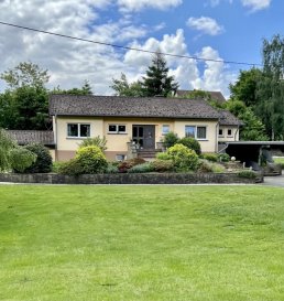 Ihr neues Zuhause mit Mehrwert ? Leben, Arbeiten & Vermieten in naturnaher Lage  
Dieses charmante Einfamilienhaus mit separater Einliegerwohnung bietet mehr als nur Wohnraum ? es ist eine Investition in Lebensqualität. Ob als großzügiges Zuhause für die Familie, als Generationenhaus oder mit Vermietungspotenzial: Diese Immobilie im idyllischen Daleiden erfüllt vielfältige Wohnträume. Eingebettet im Deutsch-Luxemburgischen Naturpark, wohnen Sie hier ruhig, grenznah und zugleich gut angebunden.  

Das Wichtigste auf einen Blick:  
Highlights der Hauptwohnung (ca. 180 m²):  
Großzügiger, einladender Eingangsbereich  
Lichtdurchflutetes Wohn- und Esszimmer mit direktem Zugang zur Terrasse  
Separates Kaminzimmer für gemütliche Stunden  
Drei vielseitig nutzbare Zimmer  
Voll ausgestattete Einbauküche  
Großes Tageslichtbad mit Wanne und Dusche  
Gäste-WC  

Die Einliegerwohnung (ca. 70 m²):  
Separater Eingang  
Drei Zimmer, Küche und Bad  
Ideal zur Vermietung oder als Gästewohnung  
Ausstattung & Zustand ? durchdacht & gepflegt  
Zwei Einbauküchen inklusive  
Doppelverglaste Kunststofffenster (2009)  
Böden: Fliesen, Parkett, Laminat, Kork  
Heizsystem: Ölzentralheizung + offener Kamin  
Zwei Garagen, Carport und mehrere Außenstellplätze  
Spitzboden, Einbauschränke und zwei Lagerräume  
Balkon, große Terrasse und gepflegter Garten mit Fernblick  
Internetanschluss mit 50.000 Mbit/s  
Grundstück mit zusätzlichem Baupotenzial  

Ob als Pendler nach Luxemburg oder als Naturliebhaber mit Sinn für Raum und Ruhe ? hier verbinden Sie das Beste aus beiden Welten.  

Fazit: Eine Immobilie, viele Möglichkeiten  
Ob Eigennutzung, Kapitalanlage oder Mehrgenerationenwohnen ? diese Immobilie lässt Ihnen alle Optionen offen. Das gepflegte Wohnambiente, die naturnahe Lage und das große Grundstück mit Entwicklungspotenzial machen dieses Angebot zu einem echten Schmuckstück.  

Jetzt besichtigen & verlieben!