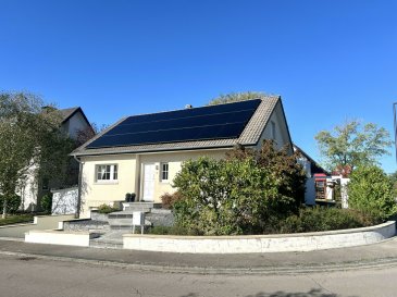 MANSO IMMO a le plaisir de vous présenter en exclusivité cette superbe maison libre de quatre côtés à Elvange. Située dans une des localités les plus prisés du Canton de Remich, cette demeure d'exception de la Commune de Schengen se trouve dans une cité au calme et offre une expérience de vie privilégiée dans un cadre paisible et verdoyant. Construite début des années 90, cette maison empreinte de charme bénéficie d'une surface totale de 275 m2, le tout sur un terrain de 7ares, offrant ainsi un espace généreux pour toute la famille. La surface habitable actuelle est de +-135m2.

Caractéristiques principales : Grand jardin avec exposition solaire optimale et au calme absolu : profitez de vastes espaces extérieurs avec une vaste terrasse et un jardin spacieux offrant la possibilité d'installer une piscine pour des moments de détente et de loisirs en toute intimité. L'environnement paisible offre un refuge tranquille loin de l'agitation de la ville ou du quotidien professionnel.

Au rez-de-chaussée profitez d'un salon avec cheminée et salle à manger donnant accès à la terrasse et au jardin pour des moments conviviaux en famille ou entre amis.
Cuisine séparée : cette maison offre une cuisine équipée, idéale pour les amateurs de cuisine. Cet espace fonctionnel et convivial est parfaitement agencé pour répondre à tous vos besoins.
On ajoute à ce niveau une spacieuse chambre à coucher, une salle de douche et un WC séparé, toutes les pièces sont accessibles par un large couloir depuis l'entrée.

Au premier étage on dispose de deux vastes chambres à coucher (possibilité de faire une chambre supplémentaire) avec des espaces de rangements sur mesure. Une salle de douche et un local de stockage complètent ce niveau.

Le sous-sol et niveau inférieur de cette maison se compose d'un couloir desservant toutes les pièces. Un vaste garage fermé, un espace bureau / atelier, un local technique / buanderie, local de stockage et pour terminer une salle de douche.

Espace de stationnement extérieur : un garage fermé supplémentaire latéralement à la maison, dans l'allée de la maison, il est possible de garer jusqu'à 2 voitures, offrant ainsi une commodité supplémentaire. 
Cette somptueuse maison offre une combinaison parfaite entre confort moderne et charme traditionnel, offrant ainsi un cadre de vie exceptionnel à ses futurs résidents. 

Localisation prestigieuse : Reconnue comme l'une des localités en pleine expansion et des plus prisés dans la partie sud-est du Luxembourg, Elvange offre un cadre de vie haut de gamme avec ses rues bordées d'arbres verdoyantes et ses excellentes infrastructures anciennes surtout. Profitez de la proximité et de la région viticole et de toutes autres commodités (p.ex. Mondorf-les-Bains à 4km). 
L'architecture classique est complétée par des détails raffinés et une ambiance chaleureuse qui en font un lieu de vie exceptionnel. 

Ne manquez pas l'opportunité de vivre dans le style de propriétés les plus convoitées de Luxembourg.