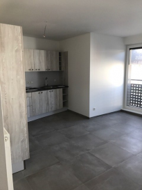 L'agence SIRUS IMMOBILIERE vous propose en vente un magnifique appartement lumineux d'environ 45.94 m2 dans un immeuble à RODANGE.

Situé au 1er étage de la Résidence ROSSANA, l'appartement se compose comme suit:

Un salon-séjour ouvert sur une cuisine équipée - une chambre à coucher - une salle de douche - un WC séparé - une cave ainsi qu'un emplaçement privatif au sous-sol et un jardin.

Idéalement situé, ainsi à proximité de la gare se trouve à 600 mètres à pied. 

N'hésitez pas de nous contacter au +352 54 89 13 ou par mail info@sirus.lu pour plus d'informations.

L'équipe SIRUS IMMOBILIERE