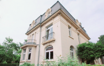 MAGNIFIQUE MAISON DE MAITRE - THIONVILLE  : 995 000 EUR FAI .  Implantée sur un terrain à l'abri des regards et arboré de 17 ares, cette propriété se distingue par son charme et ses prestations de qualité :piscine couverte et chauffée, double garage motorisé et parking extérieur.
 La maison d'une surface de 260 m2, entièrement rénovée en 2021 comprend : Au rez-de-chaussée : un double séjour de 45 m2 exposé sud menant  à un espace de vie principal de 65 m2 avec cuisine équipée ouverte, salle à manger et salon avec cheminée donnant sur terrasse de 30 m2. Au premier étage : suite parentale avec salle de bains et terrasse privée, deux chambres et grande salle de bains avec baignoire à remous, douche et wc . Au deuxième étage : deux chambres, salle de bain et grenier aménageable  d'environ 40 m2  (possibitilité de faire deux pièces supplémentaires) Chauffage moderne (pompes à chaleur , sol chauffant) Isolation optimisée garantissant un confort maximal, aboutissant à un diagnostic énergétique classé B.
 Maison  à proximité des écoles Saint-Pierre Chanel et La Providence, et à 10 minutes à pied  du centre ville .  Contact : Bernard BLOCH 06.150.144.36